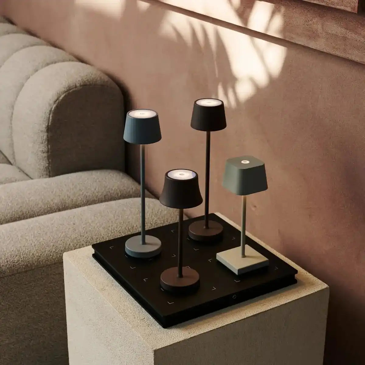 De pijp Mini Midnight Black Black wiederaufladbare Tischlampe - drahtloses Laden, dimmbare Lampe und 3 Lichtfarben