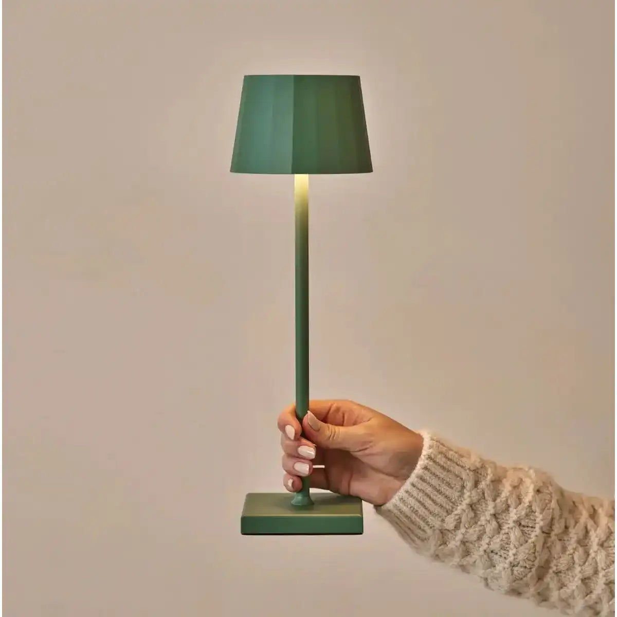 Combi Set Professional-4 x Wouter Sage Green wiederaufladbare Tischlampen & 1 x Amstel Wireless Ladestation mit Qi-Technologie
