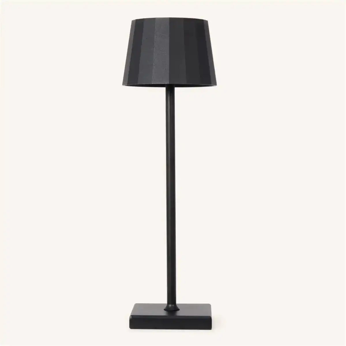 William Black wiederaufladbare Tischlampe aus Eisen – 120-Stunden-Akku, dimmbar, USB-C-Aufladung