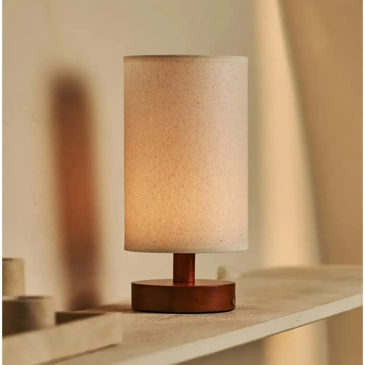 Ben Chestnut Brown Tischlampe aus Holz – wiederaufladbar, dimmbar, USB-C-betrieben