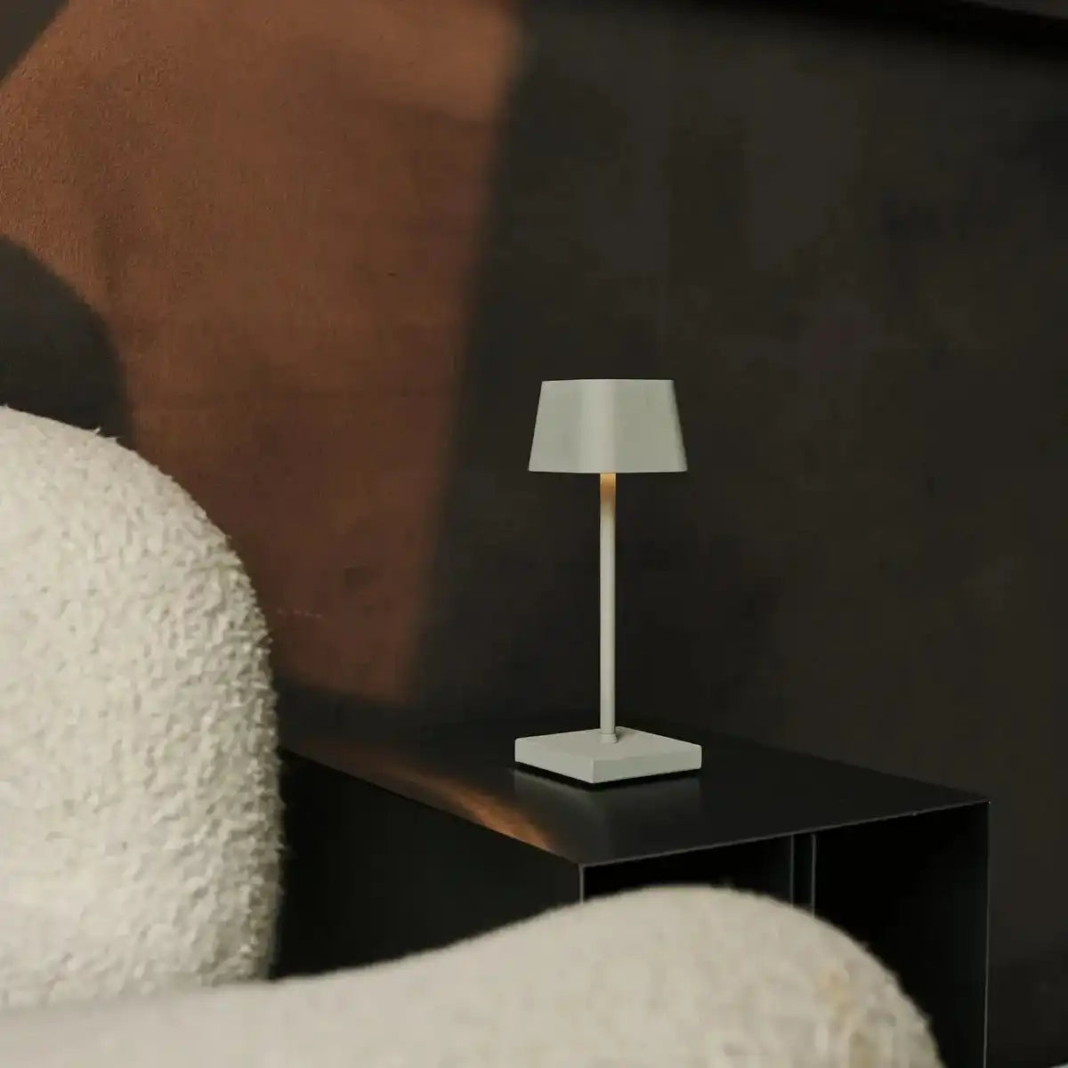 Sarphati Mini Shadow Grey Cordless Tischlampe -drahtlos überladbar über Ladestation, dimmbare Lampe und 3 Lichtmodi