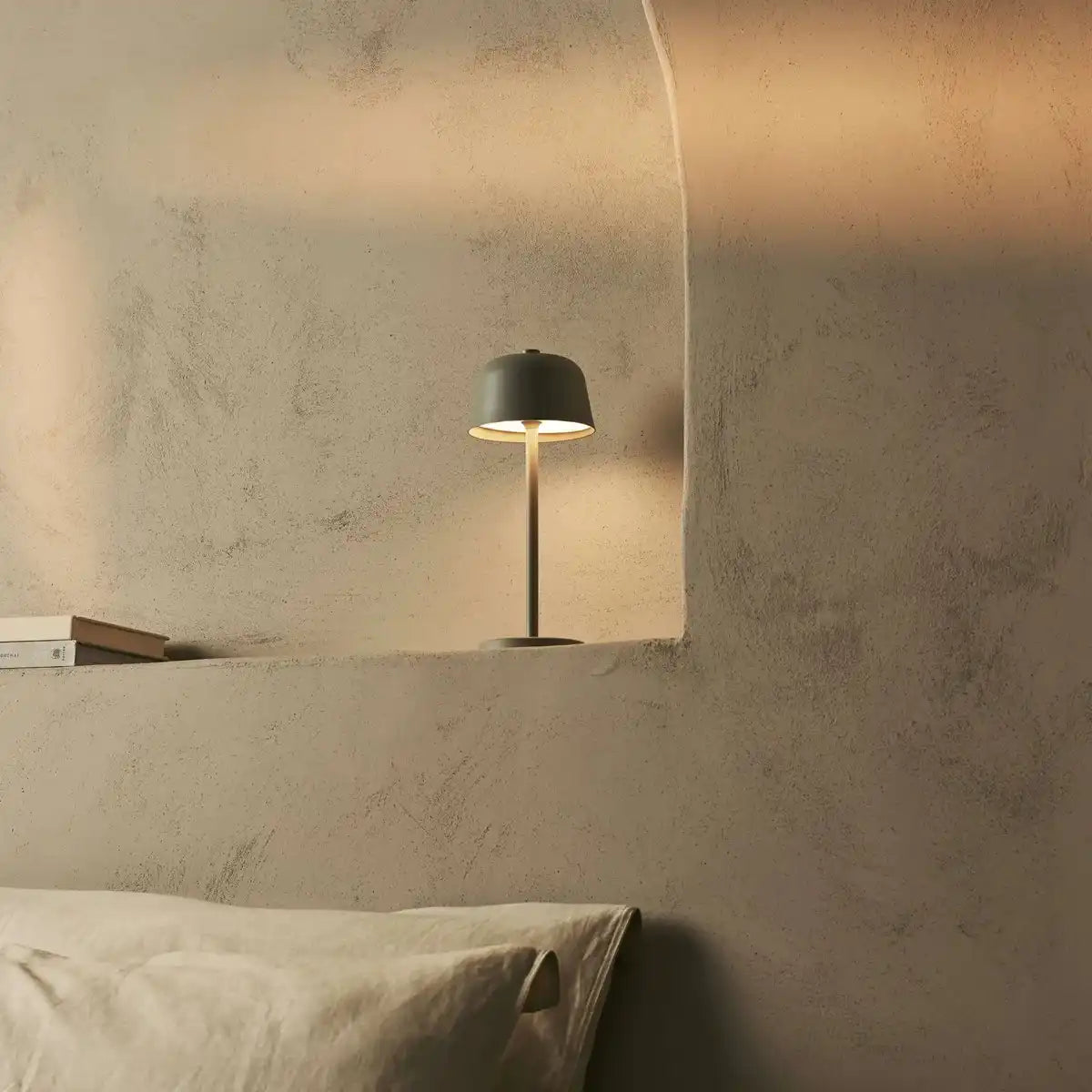 Anton Shadow Grey wiederaufladbare Tischlampe | Stilvolle und schnurlose Beleuchtung