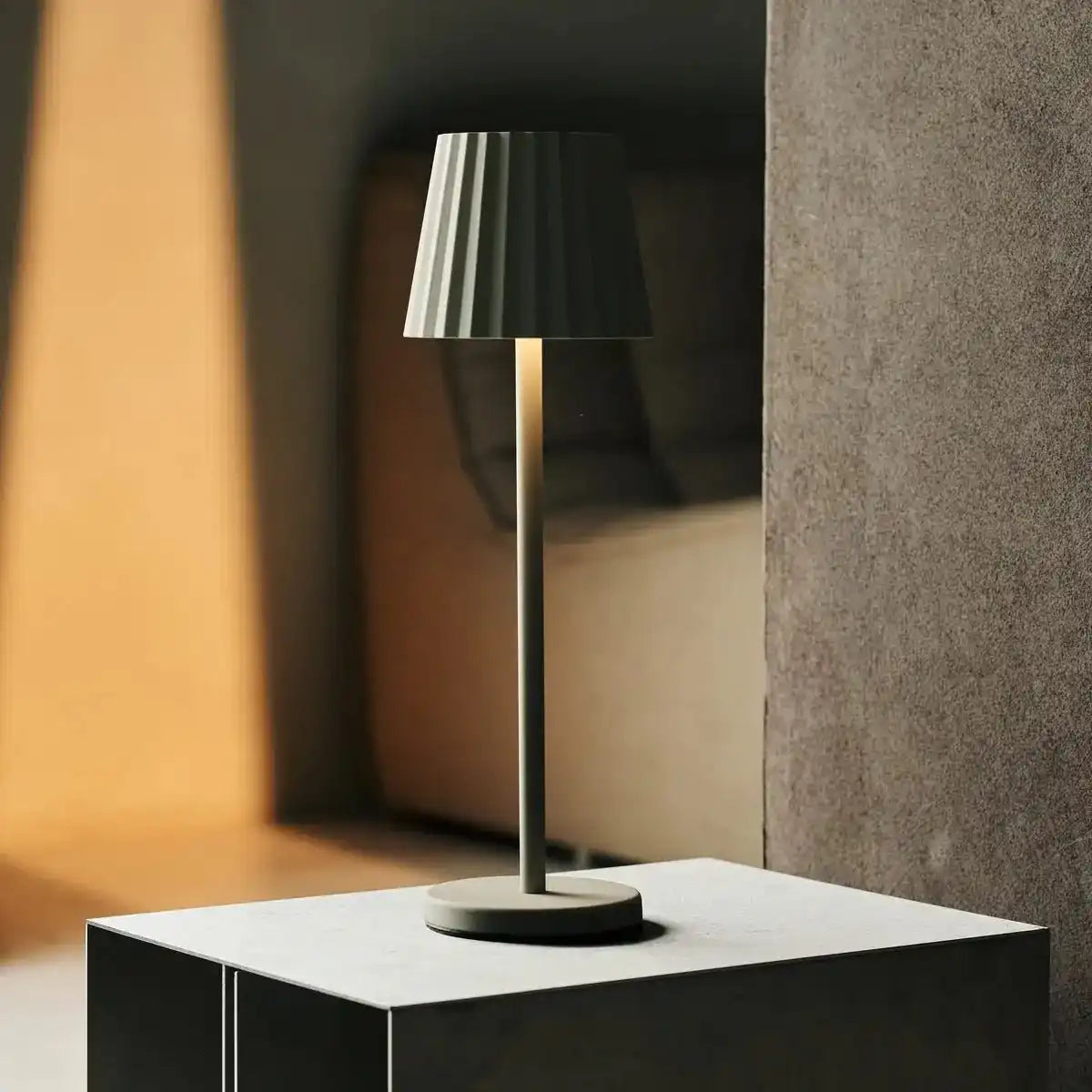 Maya Schadow Grey Ripped Tischlampe aus Eisen - dimmbare Lampe und 3 Lichtmodi, wiederaufladbar über drahtlose Ladestation