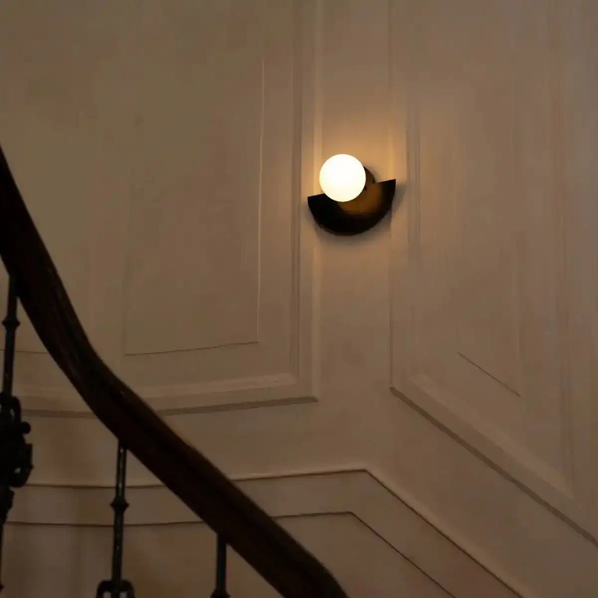 Kane Black Cordless Wandleuchte – wiederaufladbare Lampe aus Holz und Glas
