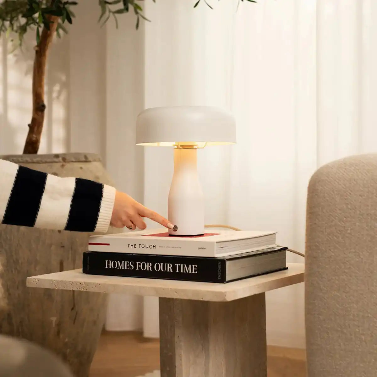Tischlampe Jape aus weißem Metall – zeitloses Design, warmes Licht und eleganter Stil