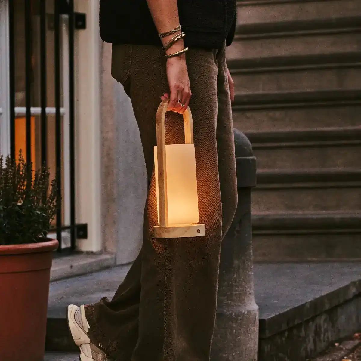 Evie Hellbraune wiederaufladbare Tischlampe aus Holz – dimmbar und kabellos