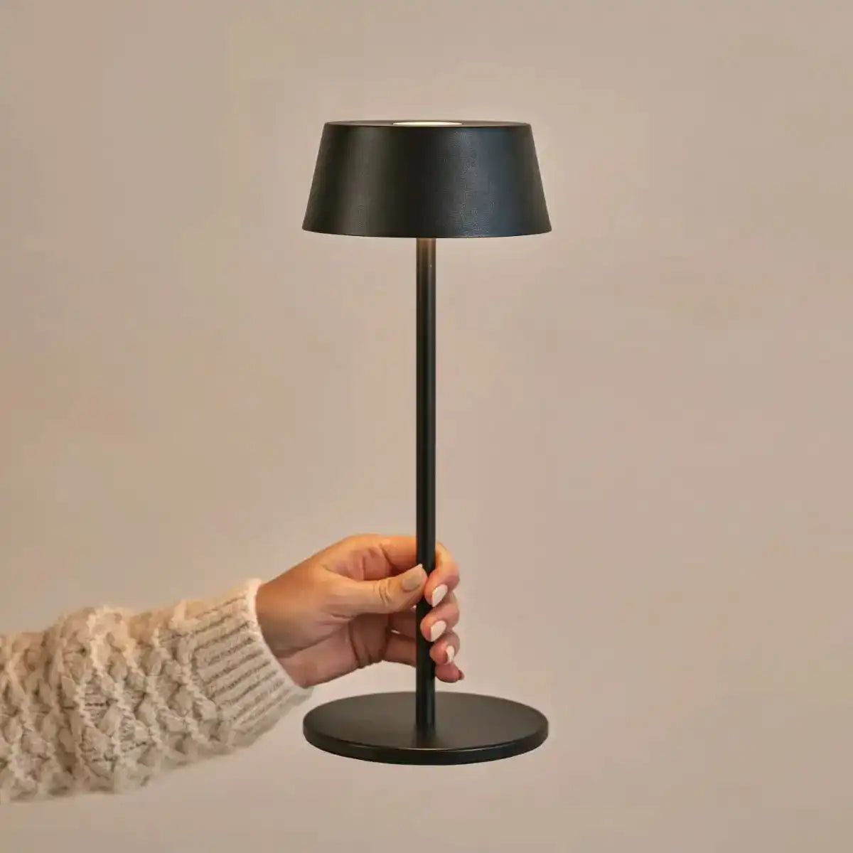 Hugo Midnight Black Wiederaufladbare Tischlampe – dimmbar, stilvoll und kabellos