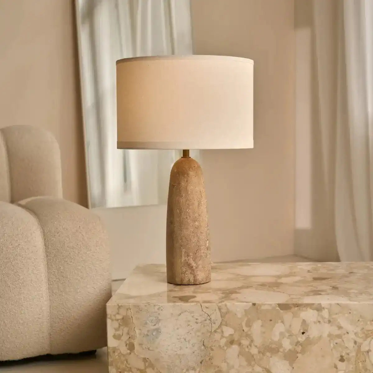 Isla-Travertinlampe mit Baumwollschirm – elegant und zeitlos