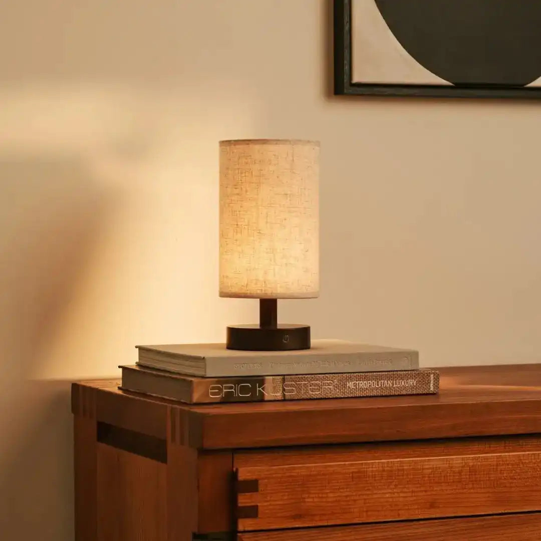 Ben dunkelbraune Holztischlampe-wiederaufladbar, dimmbar, USB-C-Antrieb