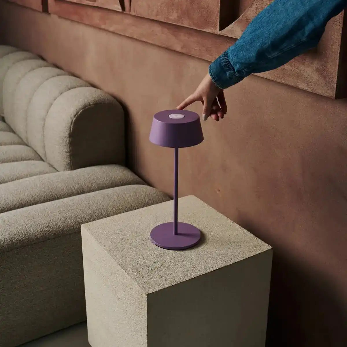 Hugo Violet Lila wiederaufladbarer Tischlampe - stilvoller, dimmbarer Lampe und schnurlos