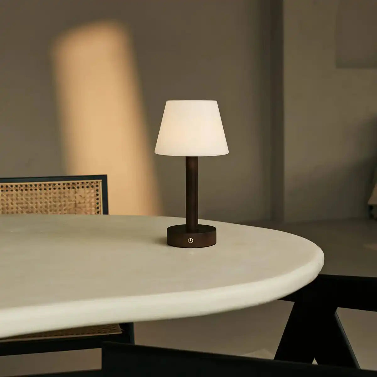 Zoë Dunkelbraune wiederaufladbare Tischlampe aus Holz | Dimmbar, USB-C, 80-Stunden-Akku