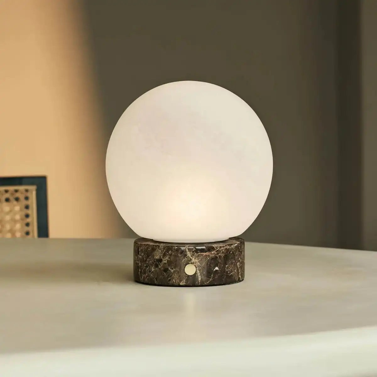 HEEM BROWN / KEPERADOR DARK - Marmoraufladbarer Tischlampe - 3 helle Modi, schnurlos und mit Glas austauschbarer Lampenschirm