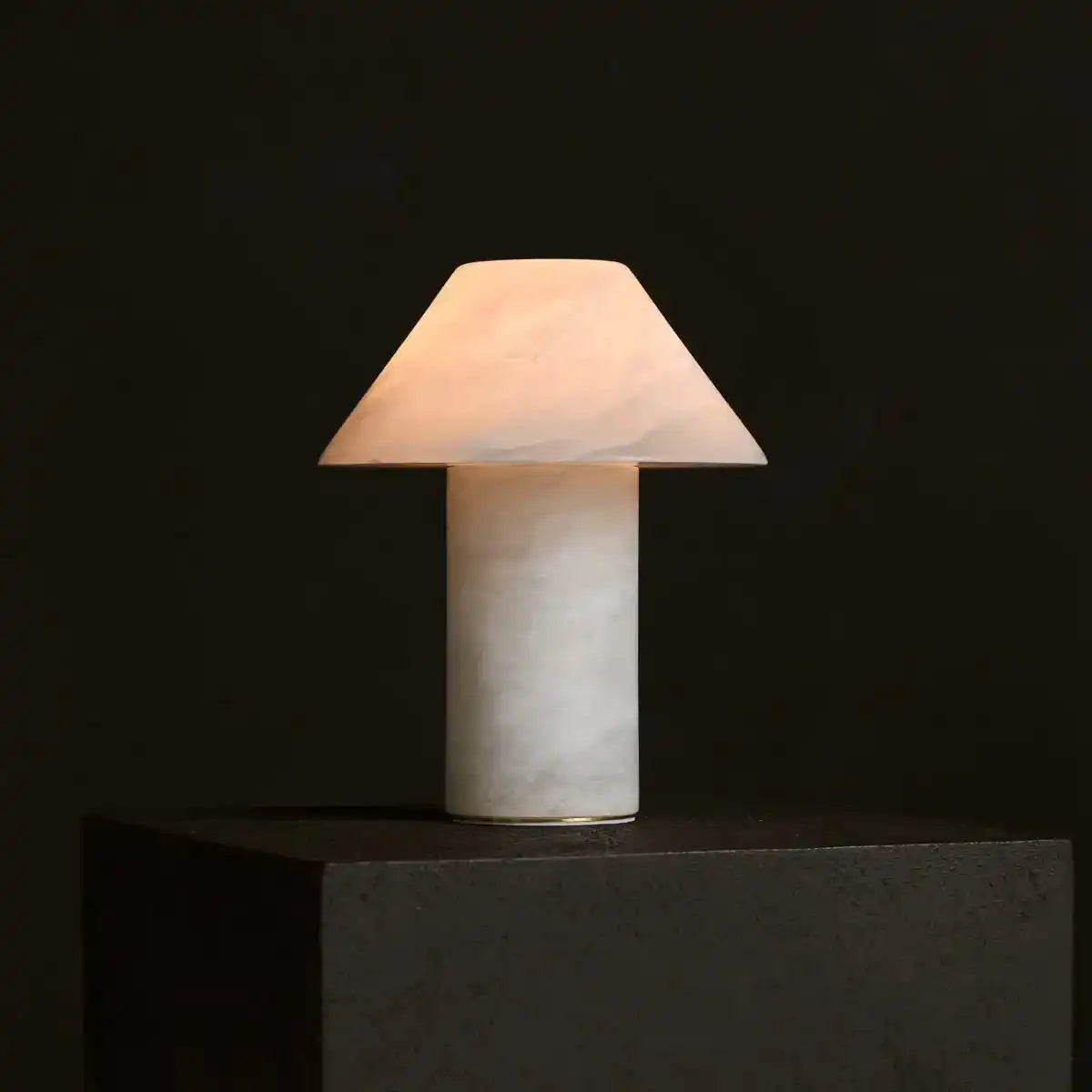 Stilvolle Alabasterlampe Eleonora – handgefertigt, einzigartiges Design mit sanftem Glanz