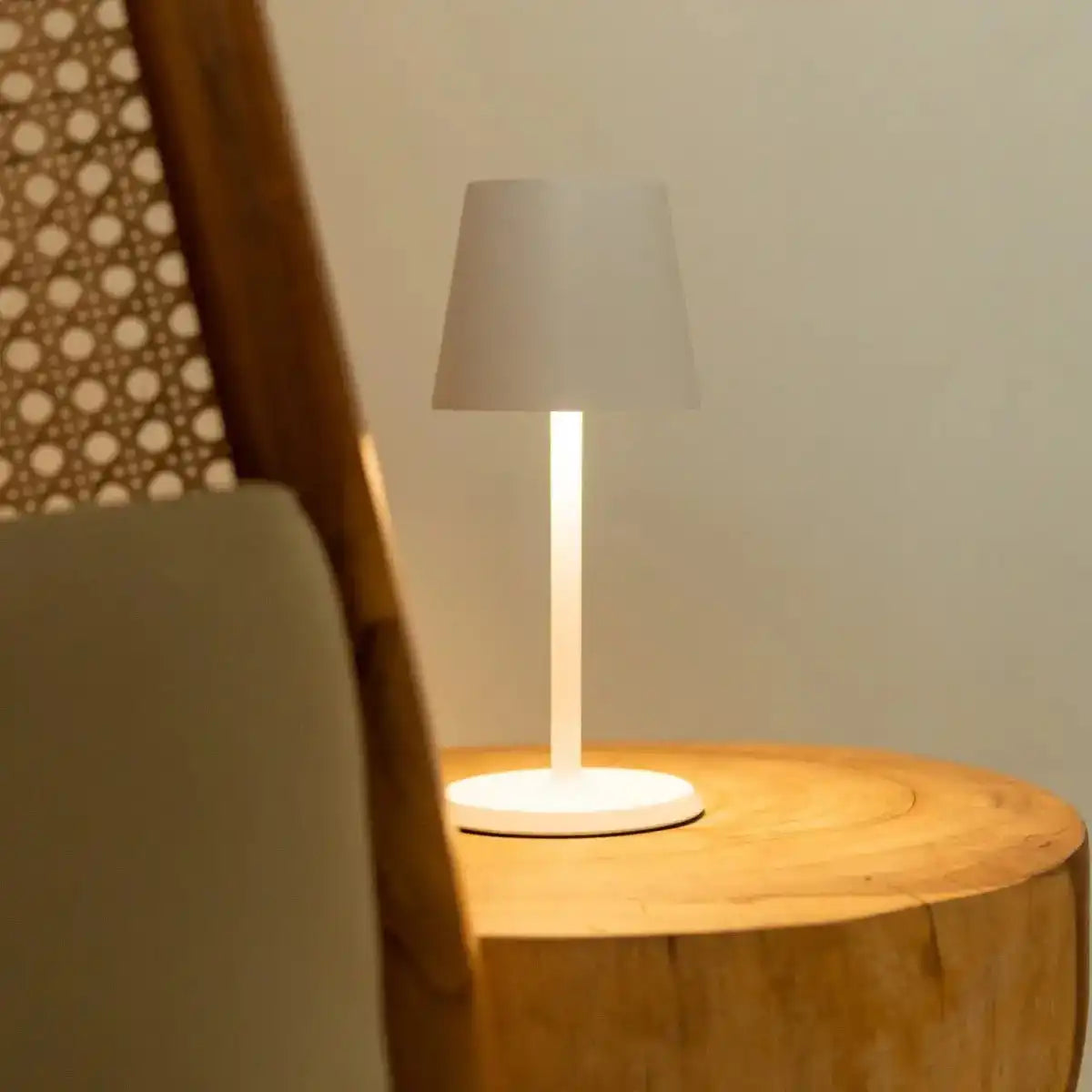 James White wiederaufladbare Tischlampe – kabellos, dimmbar und elegant