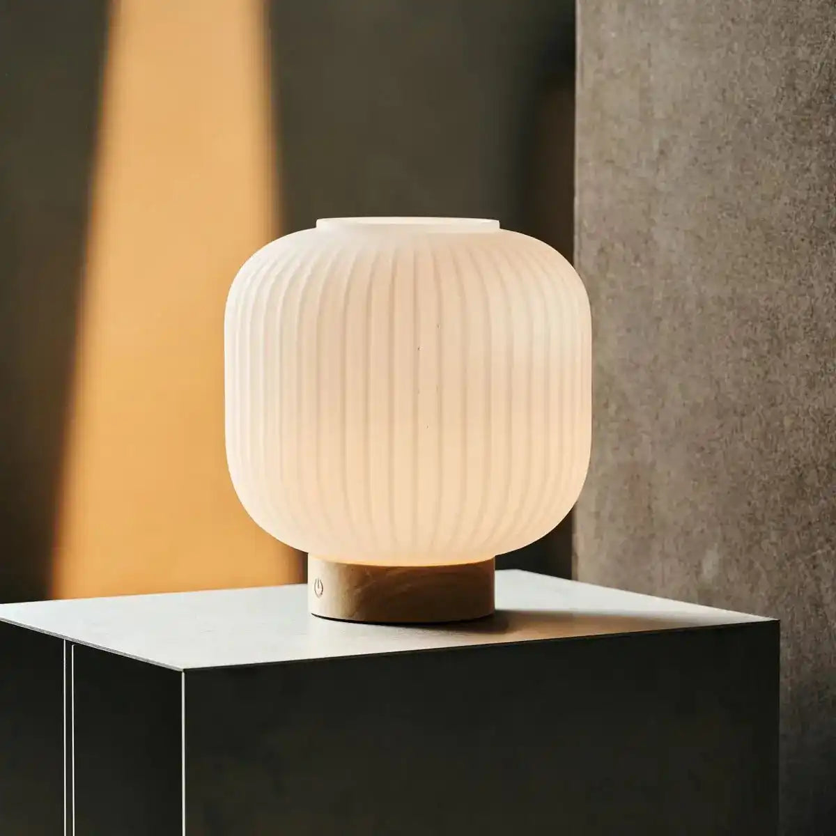 Lyla einzigartige wiederaufladbare Lampe - gefrostete Glas & Holzbasis, dimmbar, 3 Lichtmodi
