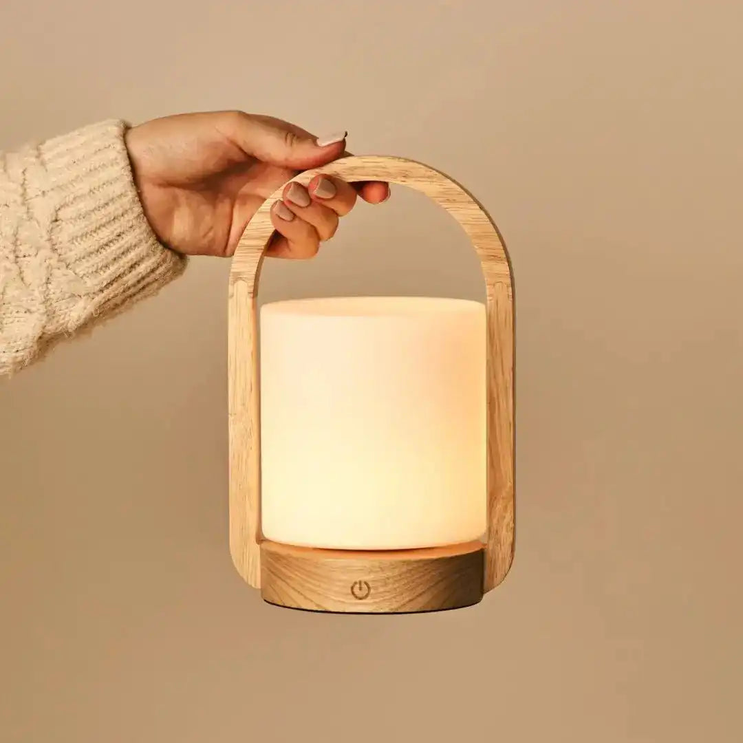 George Hellbraune wiederaufladbare Holzlampe – Glas, Griff und bis zu 100 Stunden Akku