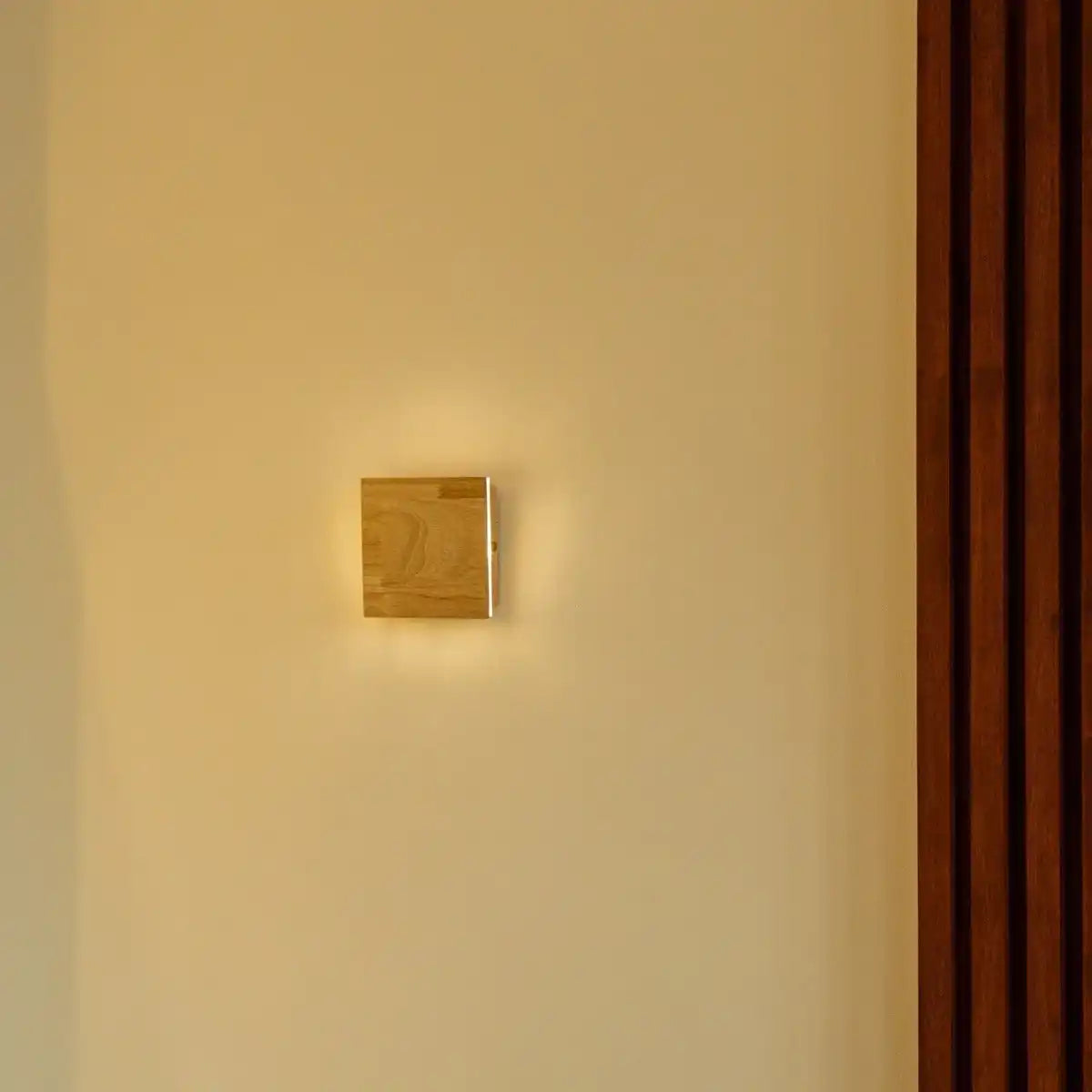 Spur hellbraune schnurlose Wandlampe - wiederaufladbare, dimmbare, natürliche Holzlampe