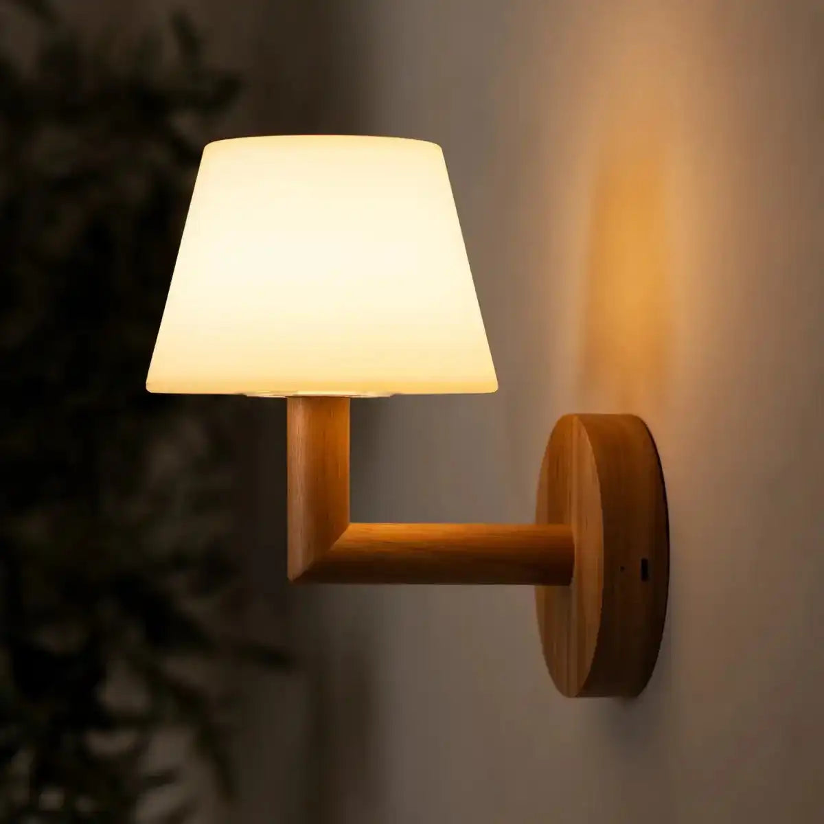 Ted Hellbraun Holz wiederaufladbare Wandlampe | Schnurlos und dimmbare Beleuchtung