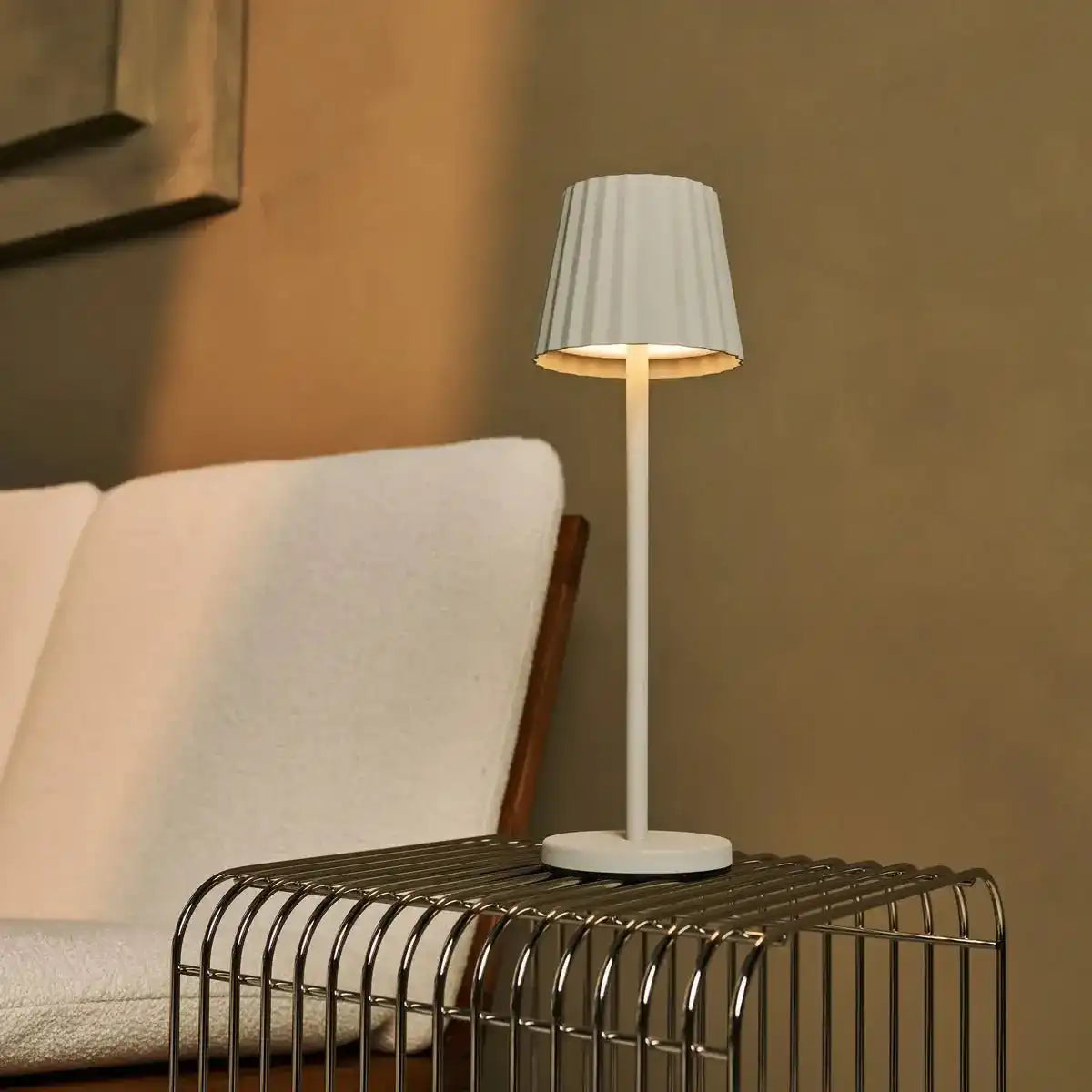Maya Schadow Grey Ripped Tischlampe aus Eisen - dimmbare Lampe und 3 Lichtmodi, wiederaufladbar über drahtlose Ladestation