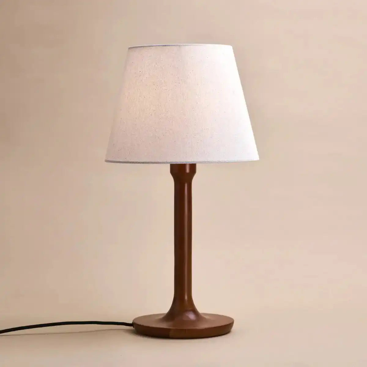 Nova Kastanienbraune Lampe mit Holzsockel | Stilvolle Wohn- und Schlafzimmerbeleuchtung