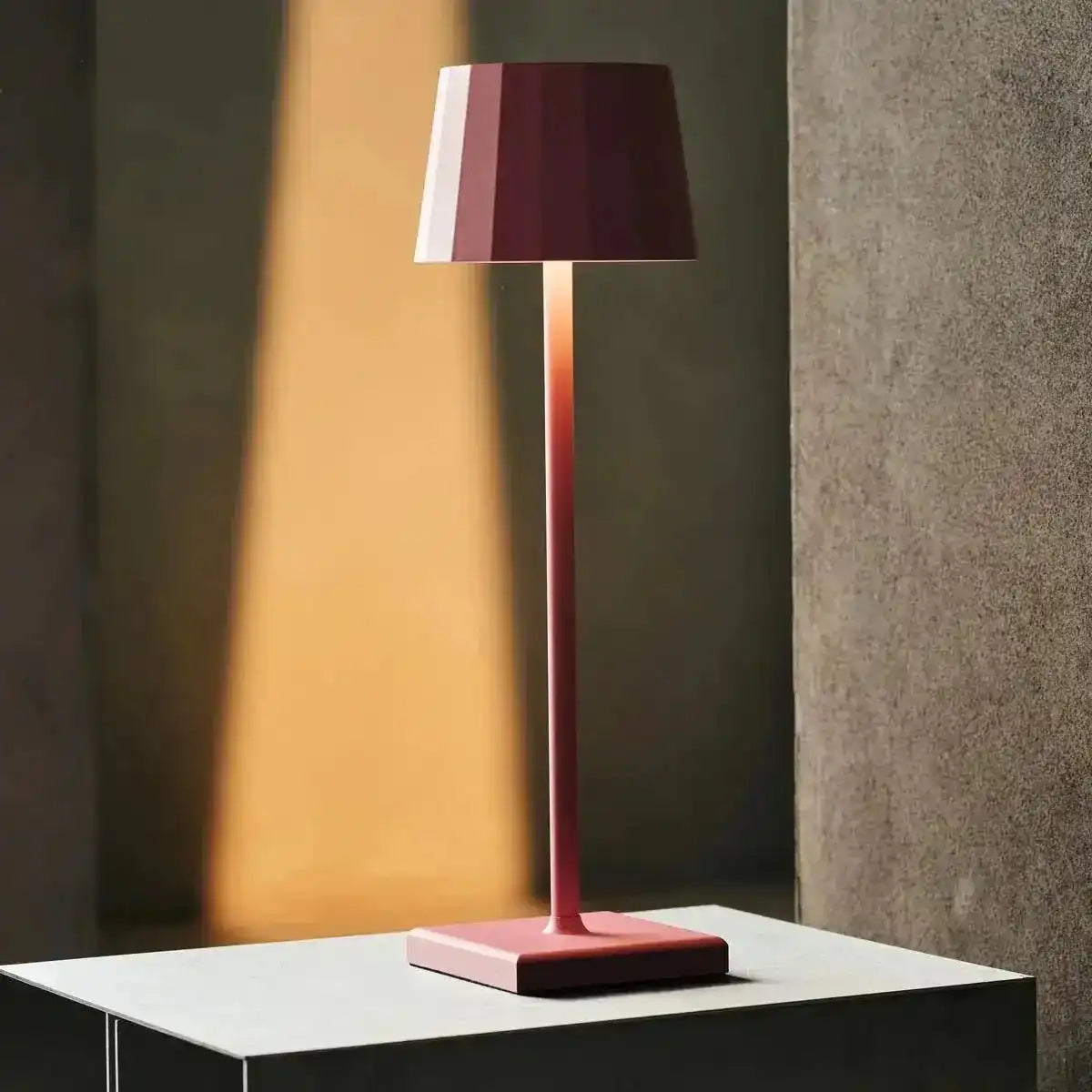 Wouter Flamingo Pink wiederaufladbarer Tischlampe-drahtloses Ladung, dimmbar, 120-Stunden-Akkulaufzeit