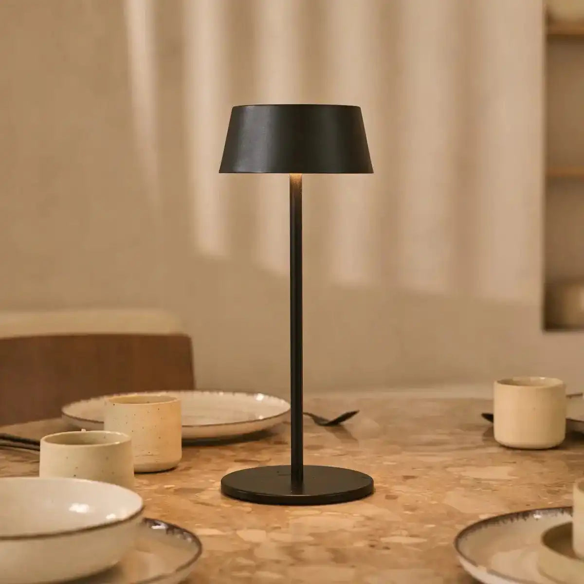 Hugo Midnight Black Wiederaufladbare Tischlampe – dimmbar, stilvoll und kabellos