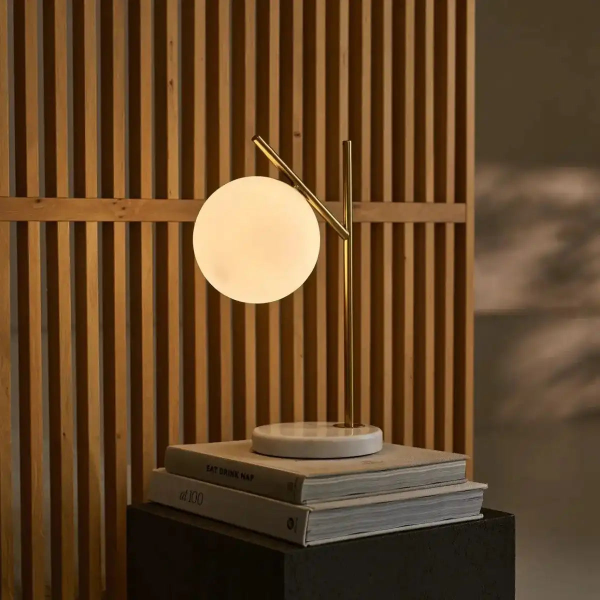 Madison Marmorlampe mit Milchglaskugel – Elegante Tischlampe