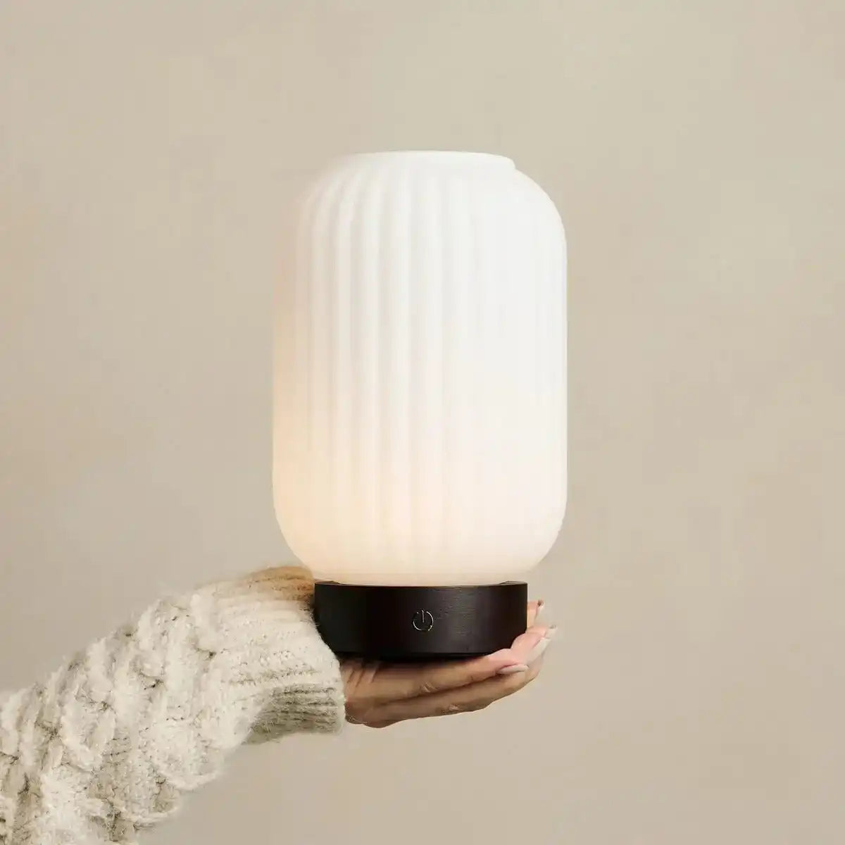 Lilly Dark Brown einzigartige wiederaufladbare Lampe - gefrostete Glaslampe, Holzbasis, dimmbar, 3 helle Modi