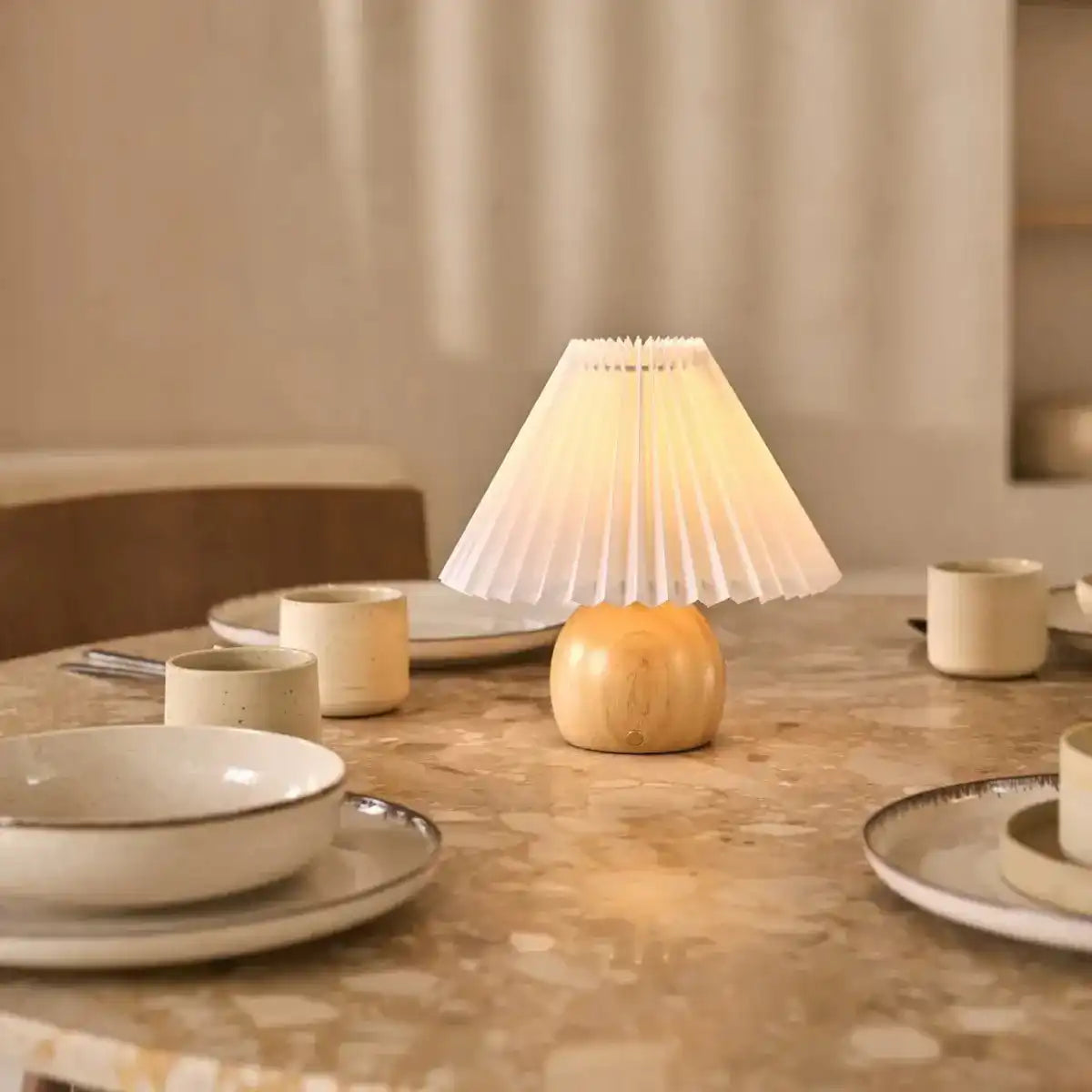 Nathalie Hellbraune moderne und retro wiederaufladbare Lampe, dimmbar, Holz und Papier, wunderschöner Papierschirm