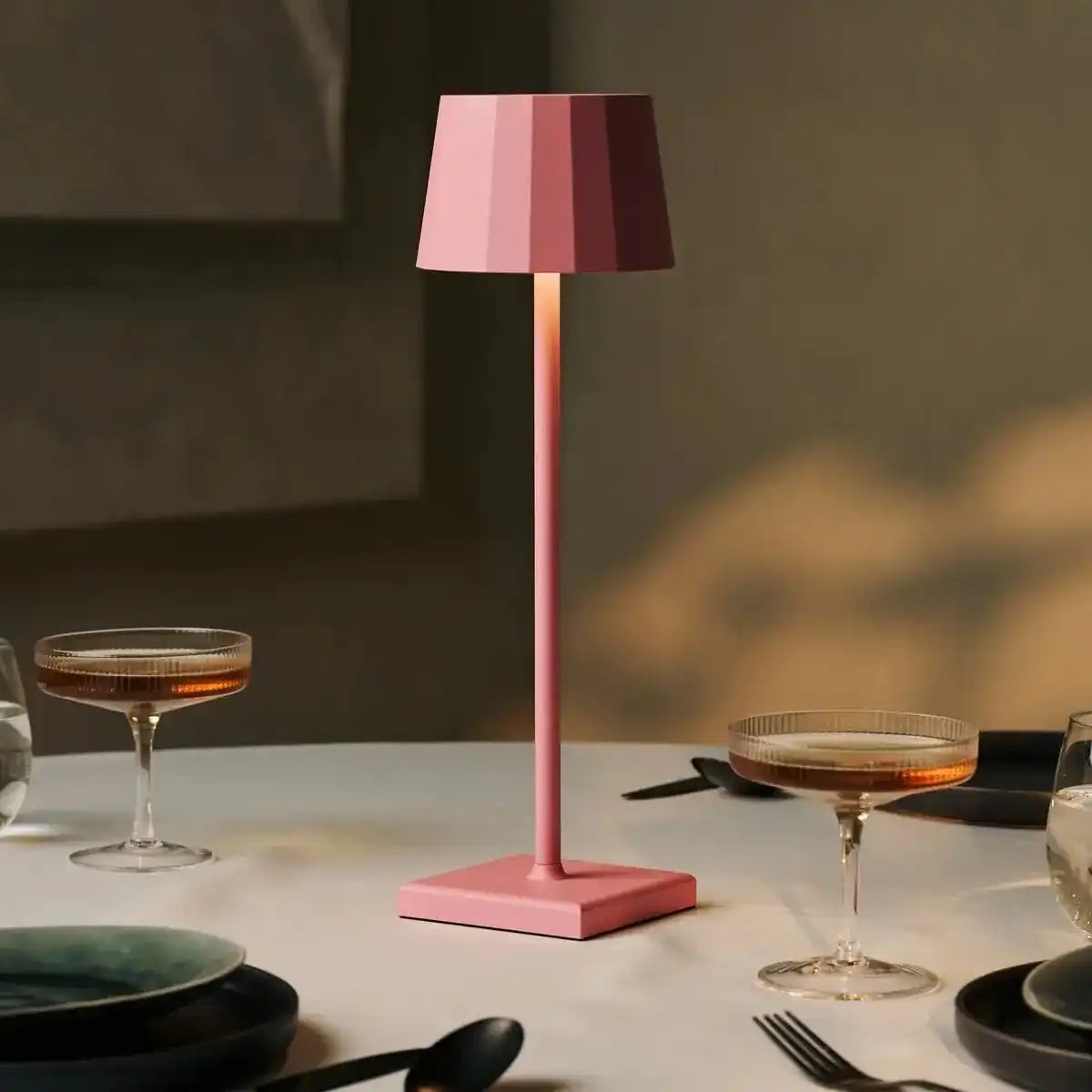 Combi Set Professional-4 x Wouter Flamingo Pink wiederaufladbarer Tischlampen & 1 x Amstel Wireless Ladestation mit Qi-Technologie