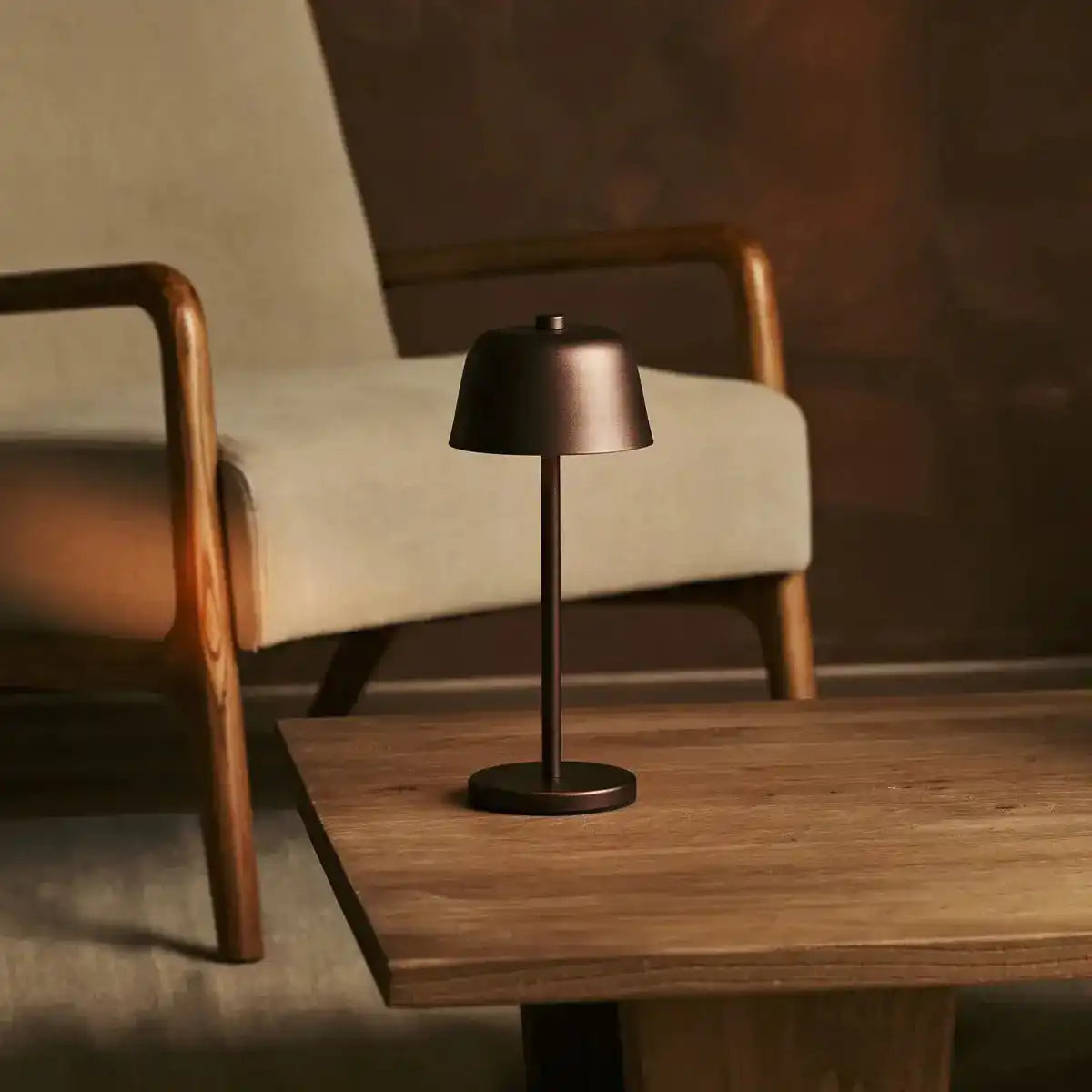 Anton Espresso Brown wiederaufladbare Tischlampe | Stilvolle und schnurlose Beleuchtung