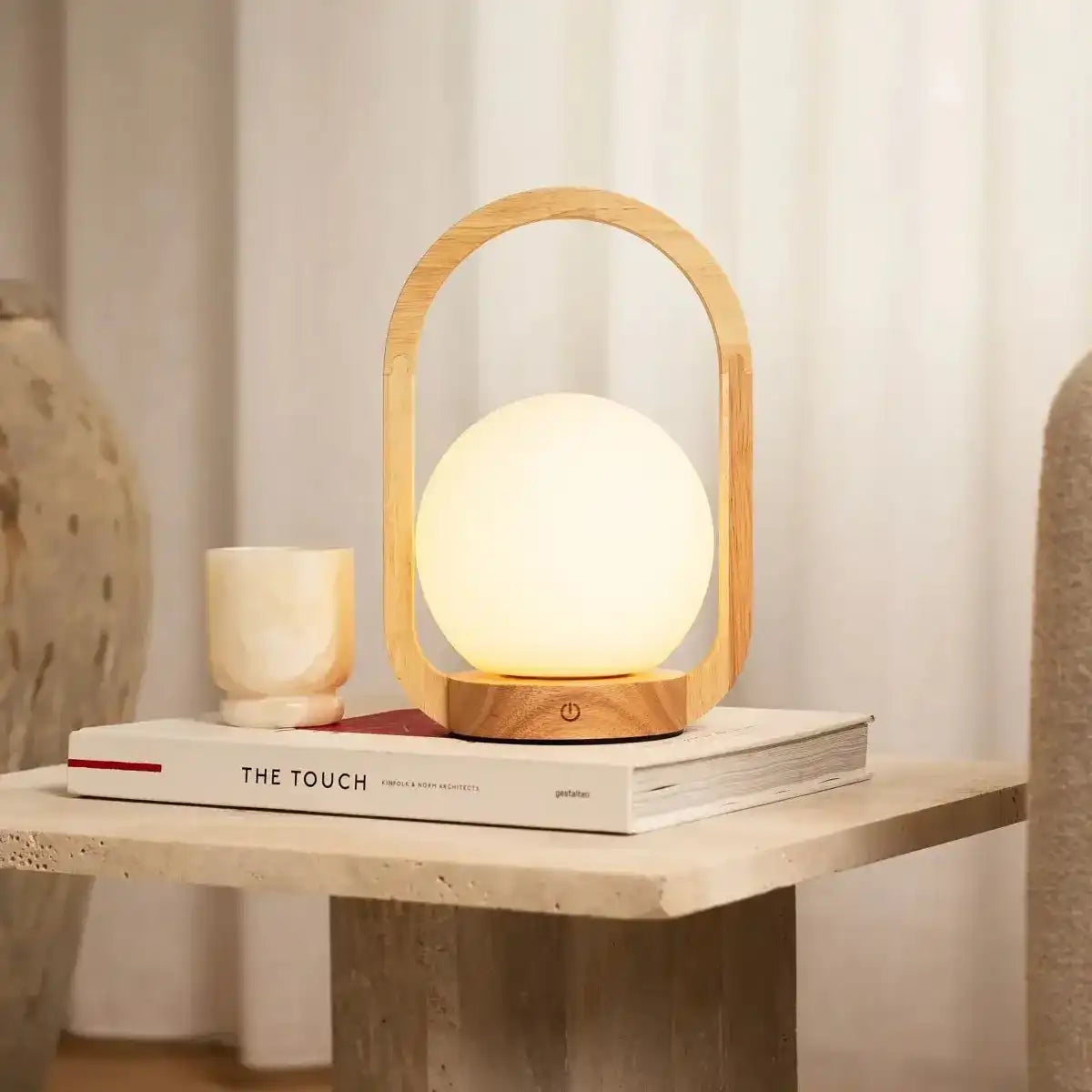 Skye Hellbraune kabellose Holzlampe | Wiederaufladbares und dimmbares Design