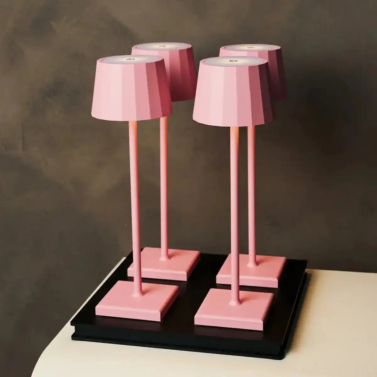 Combi Set Professional-4 x Wouter Flamingo Pink wiederaufladbarer Tischlampen & 1 x Amstel Wireless Ladestation mit Qi-Technologie