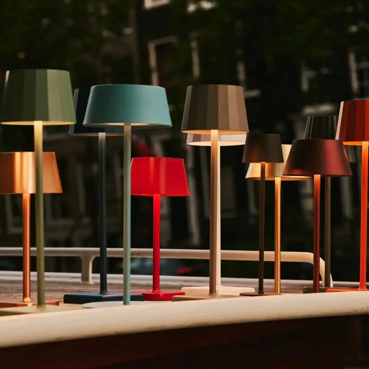 Ava Mokkabraune wiederaufladbare Tischlampe | Kabellos und dimmbar