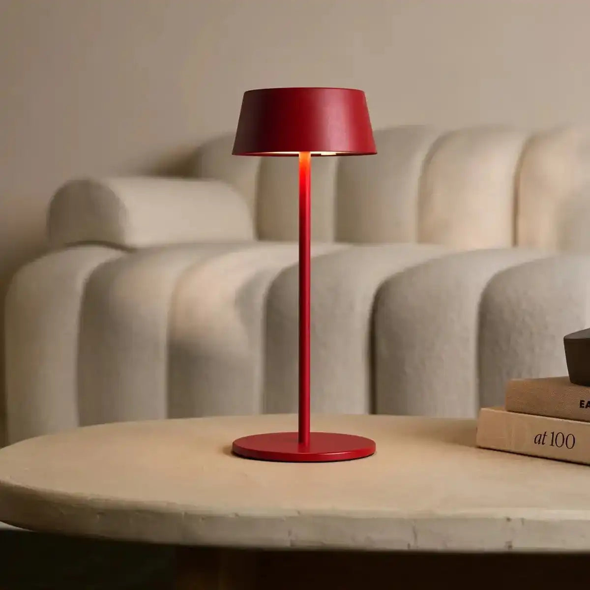 Hugo Berry Red Wiederaufladbare Eisen-Tischlampe – dimmbar, stilvoll und kabellos