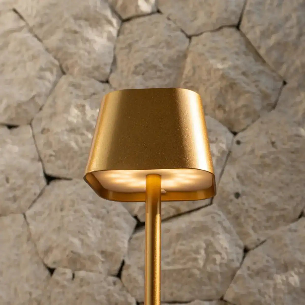 Ava Gold wiederaufladbare Tischlampe | Kabellos, dimmbar und stilvoll