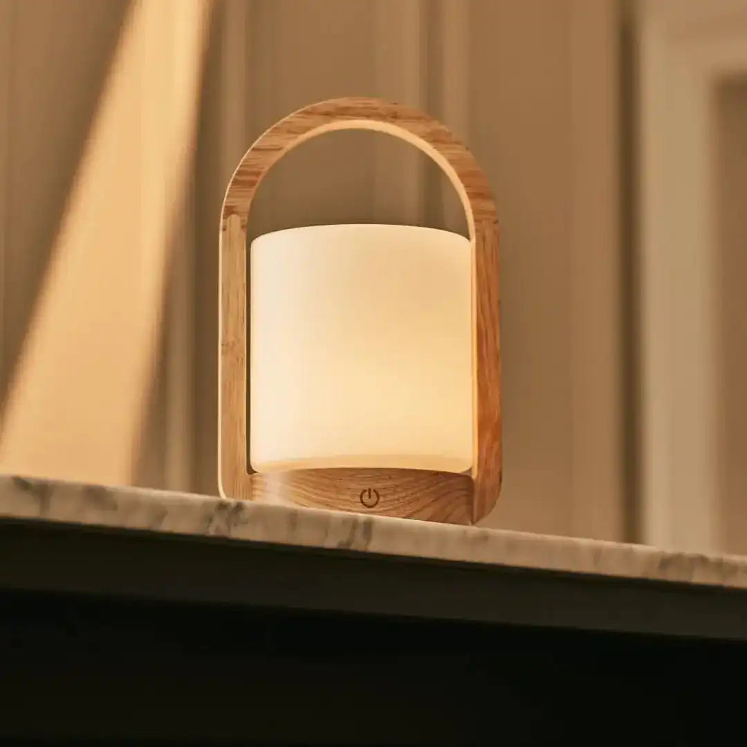 George Hellbraune wiederaufladbare Holzlampe – Glas, Griff und bis zu 100 Stunden Akku