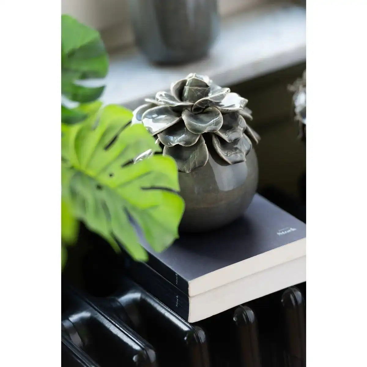 J-Line Blumendekor aus Keramik, Grau – 15,00 cm hoch - HomeDesign Knaus