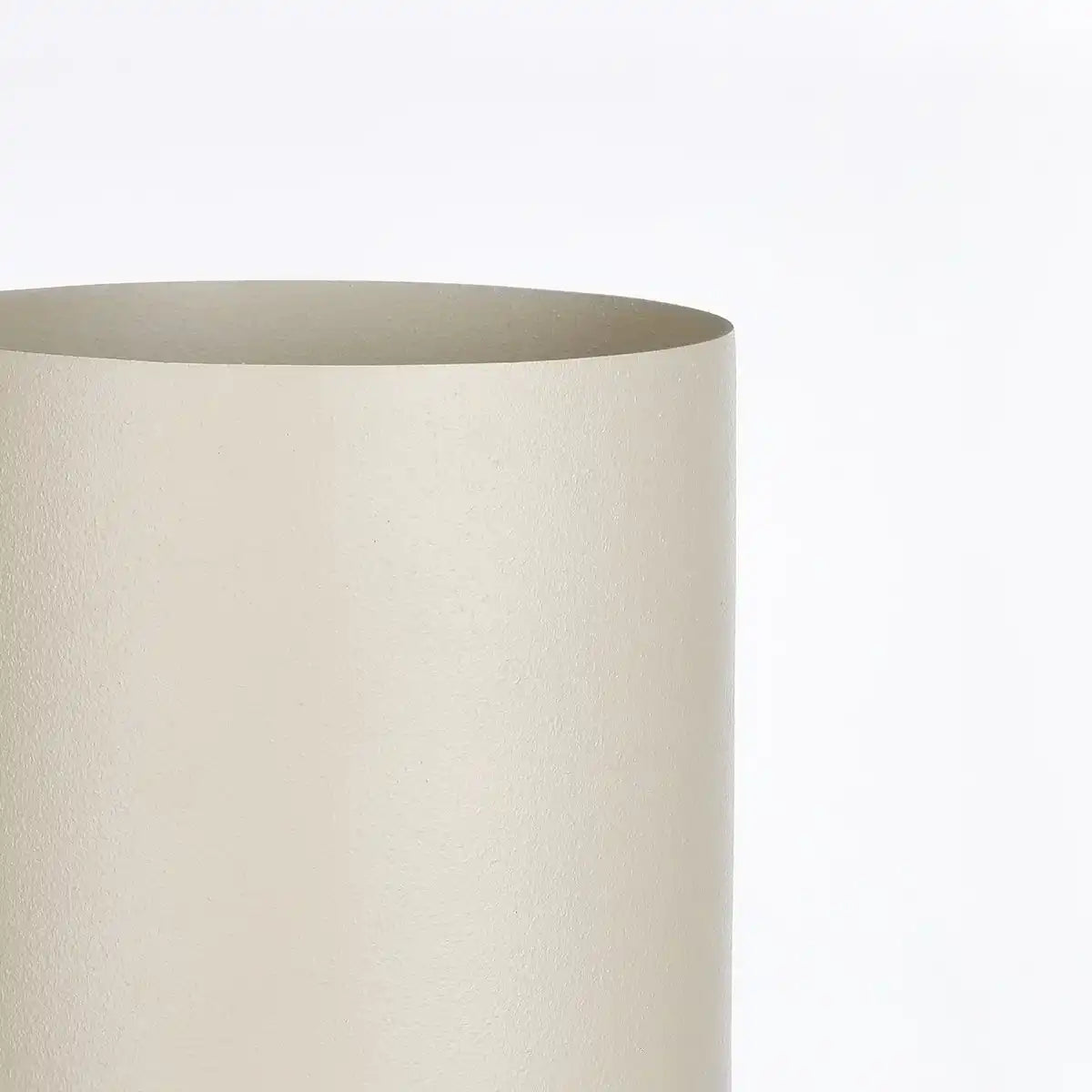 Jari Vase – L24 x B15 x H35 cm – Metall – gebrochenes Weiß - HomeDesign Knaus