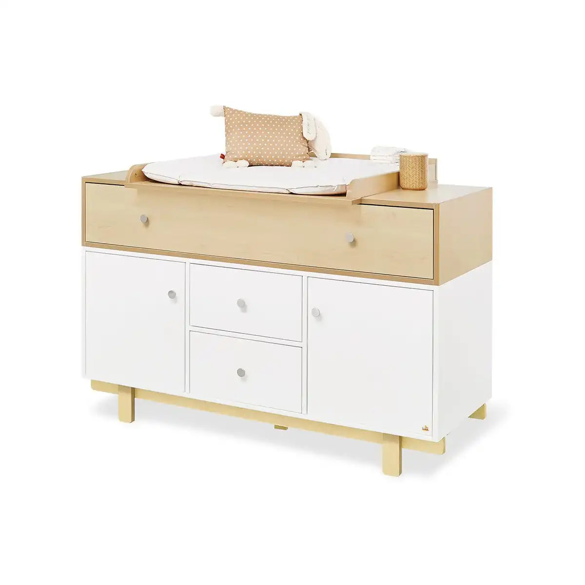 Kinderzimmer 'Boks' extra breit groß mit 3 Türen
3-teilig: Kinderbett, extra breite Wickelkommode, großer Kleiderschrank mit 3 Türen - HomeDesign Knaus