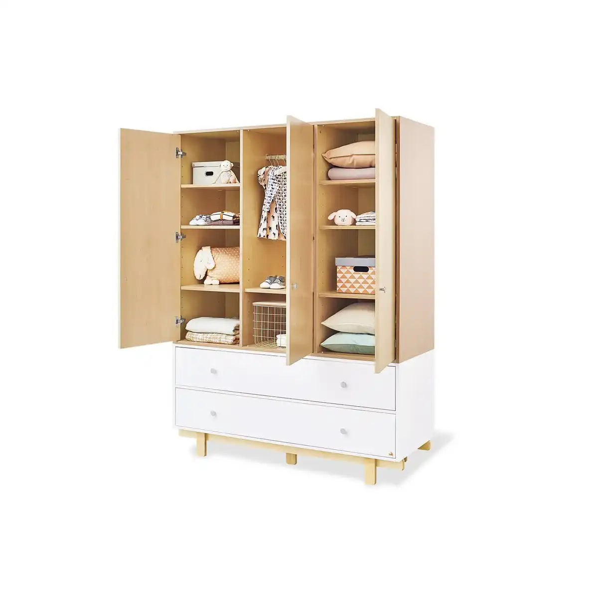 Kinderzimmer 'Boks' extra breit groß mit 3 Türen
3-teilig: Kinderbett, extra breite Wickelkommode, großer Kleiderschrank mit 3 Türen - HomeDesign Knaus