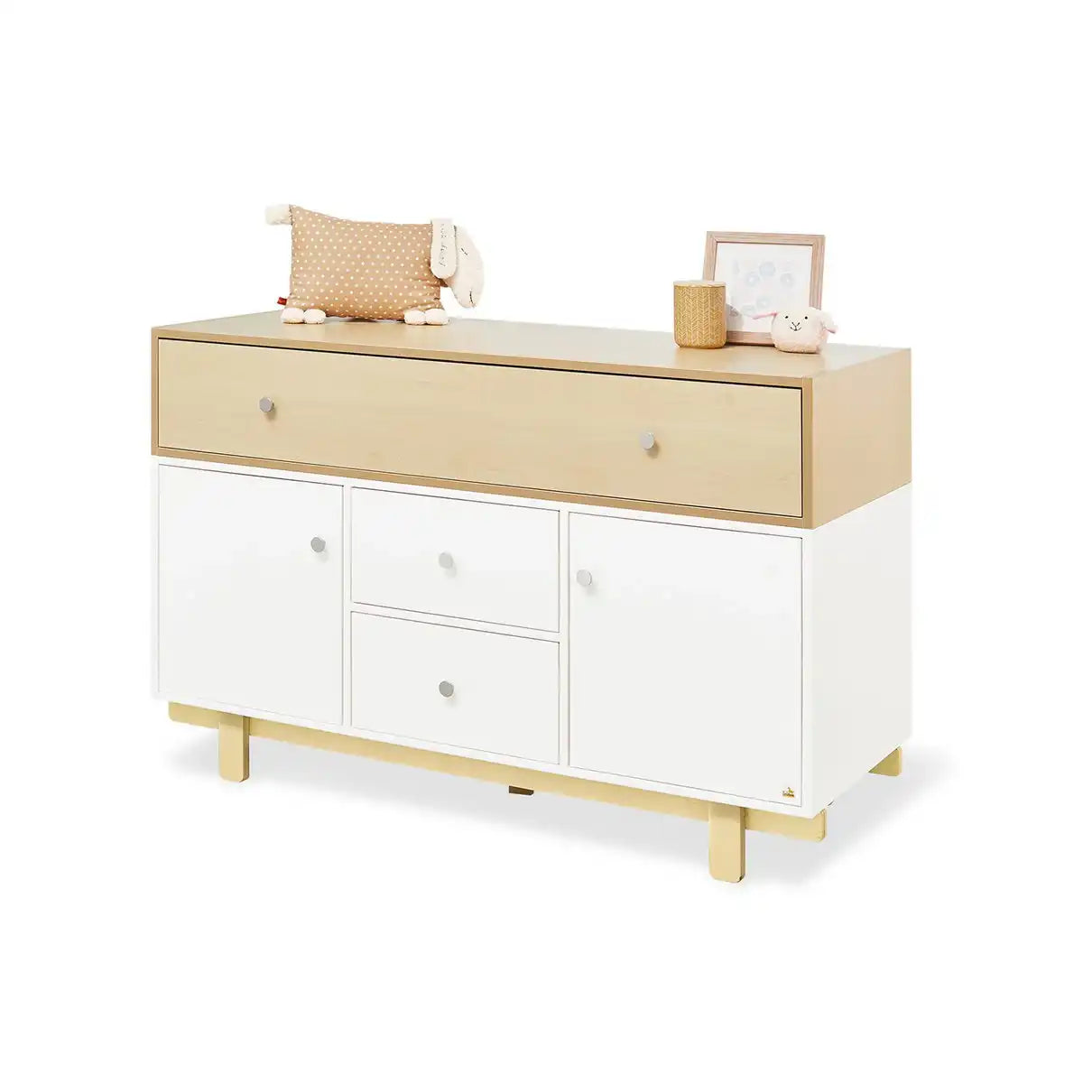 Kinderzimmer 'Boks' extra breit groß mit 3 Türen
3-teilig: Kinderbett, extra breite Wickelkommode, großer Kleiderschrank mit 3 Türen - HomeDesign Knaus