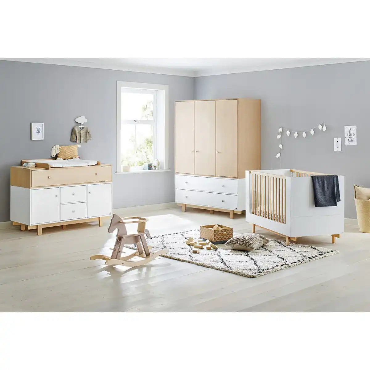 Kinderzimmer 'Boks' extra breit groß mit 3 Türen
3-teilig: Kinderbett, extra breite Wickelkommode, großer Kleiderschrank mit 3 Türen - HomeDesign Knaus