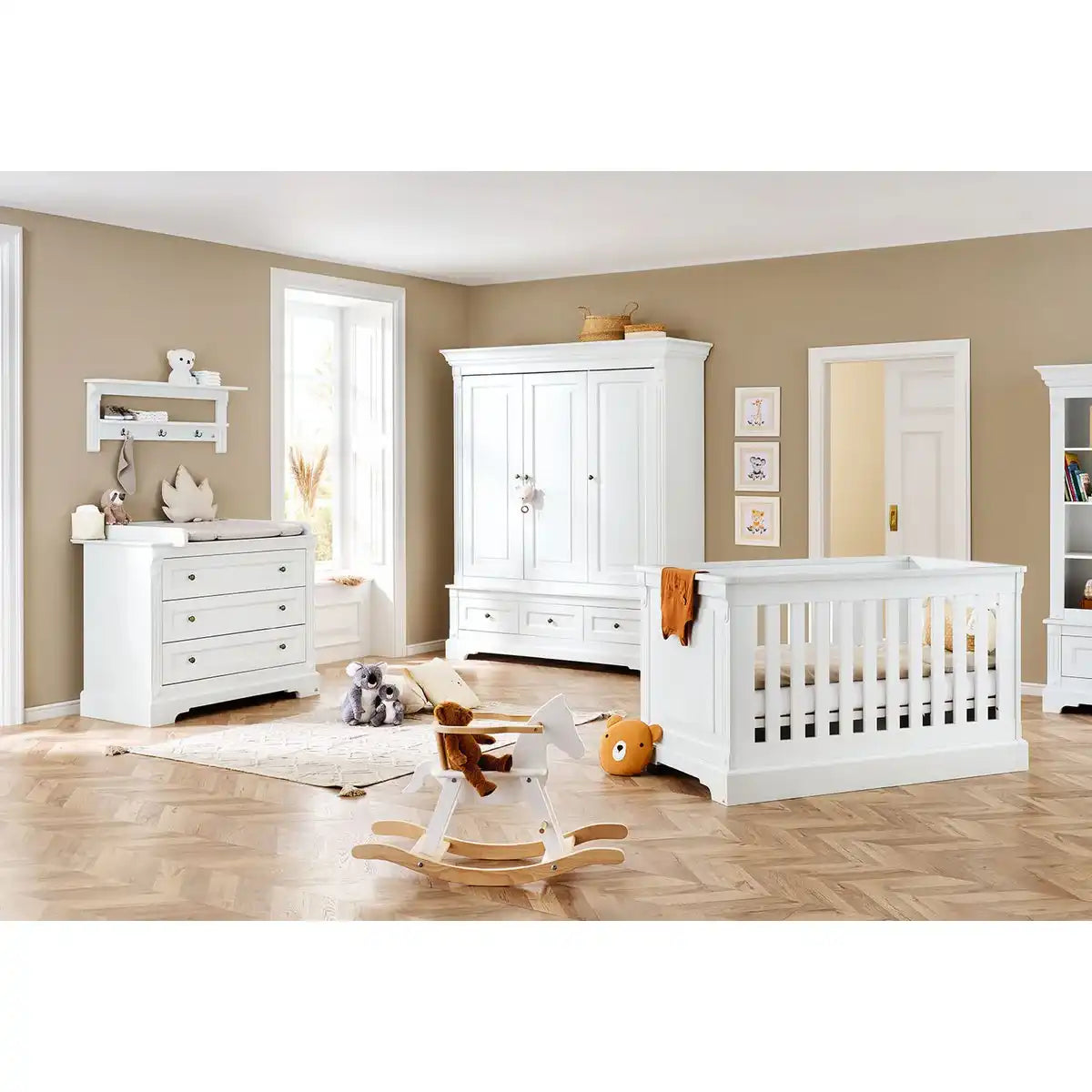 Kinderzimmer 'Emilia' breit groß, inkl. Wandregal
4-teilig: Kinderbett, breite Wickelkommode, großer Kleiderschrank, Wandregal - HomeDesign Knaus