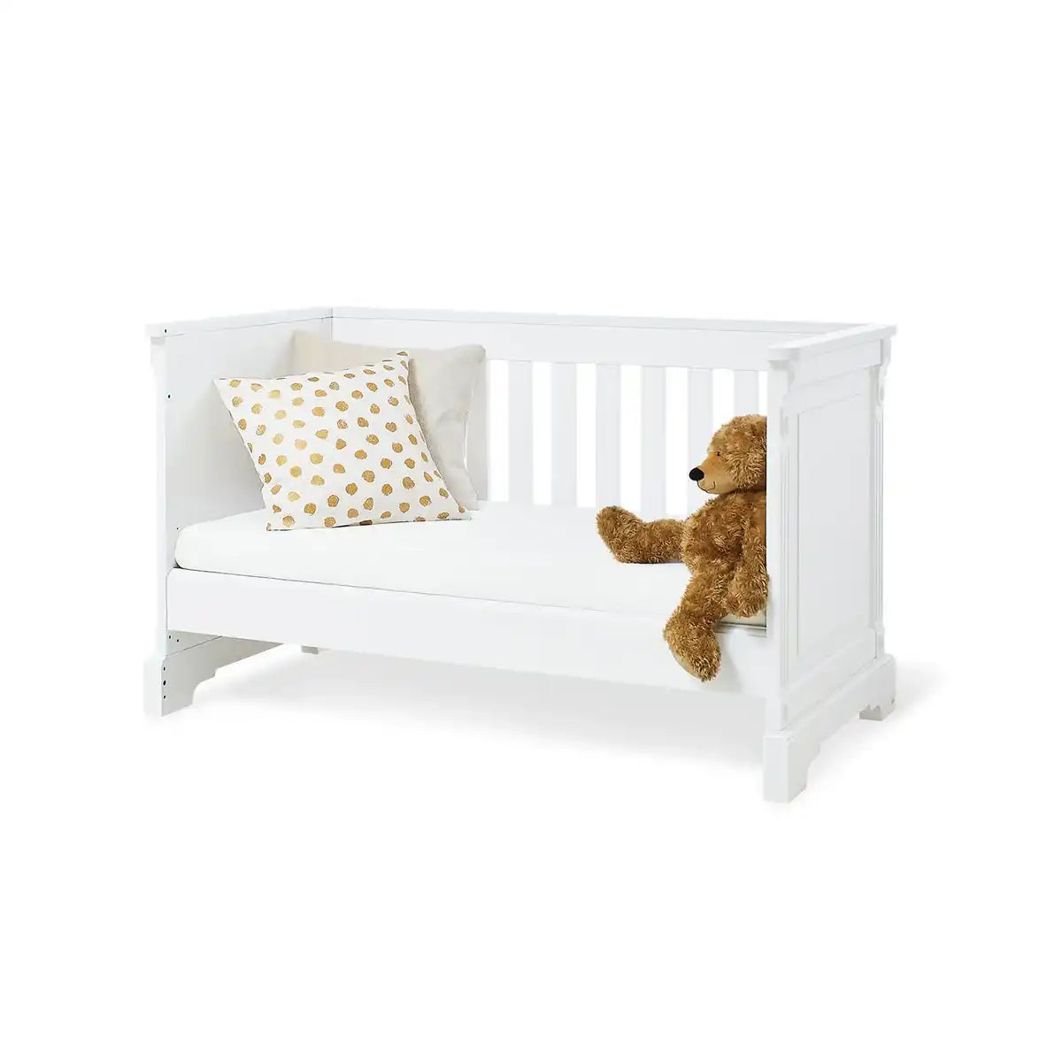 Kinderzimmer 'Emilia' extra breit groß, inkl. Wandregal
4-teilig: Kinderbett, extra breite Wickelkommode, großer Kleiderschrank, Wandregal - HomeDesign Knaus