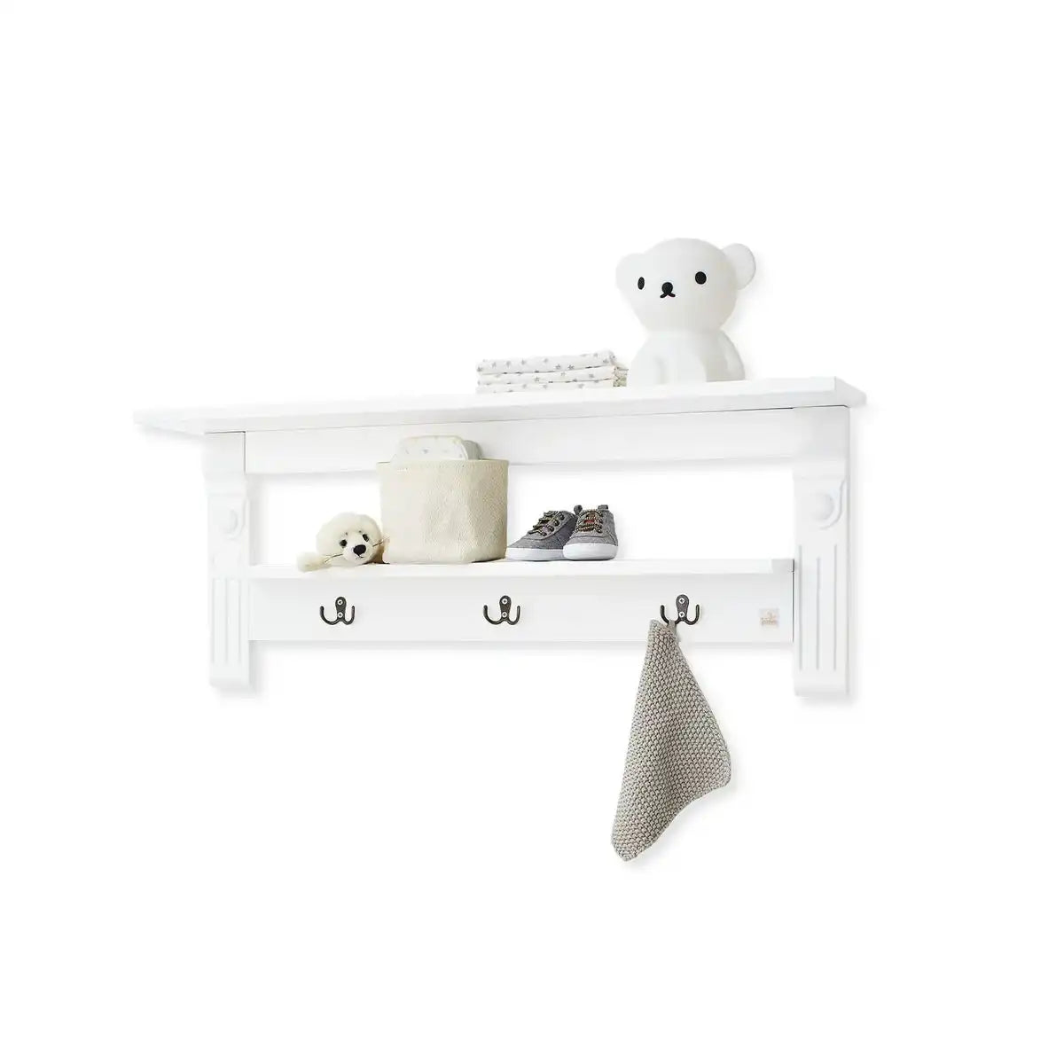 Kinderzimmer 'Emilia' extra breit groß, inkl. Wandregal
4-teilig: Kinderbett, extra breite Wickelkommode, großer Kleiderschrank, Wandregal - HomeDesign Knaus