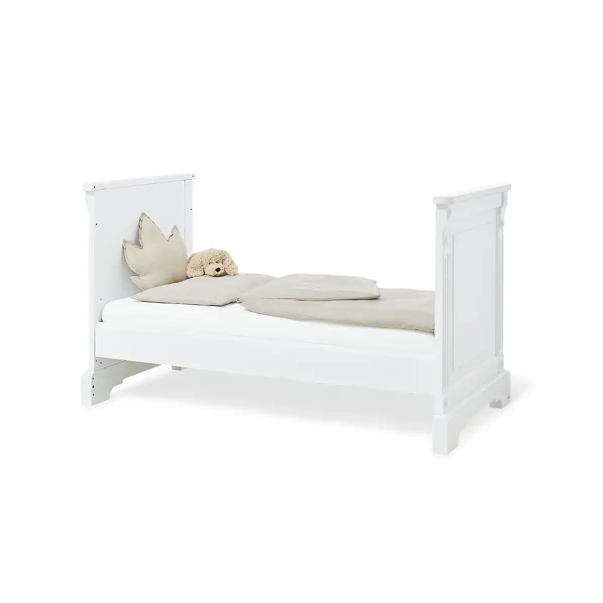 Kinderzimmer 'Emilia' extra breit groß, inkl. Wandregal
4-teilig: Kinderbett, extra breite Wickelkommode, großer Kleiderschrank, Wandregal - HomeDesign Knaus