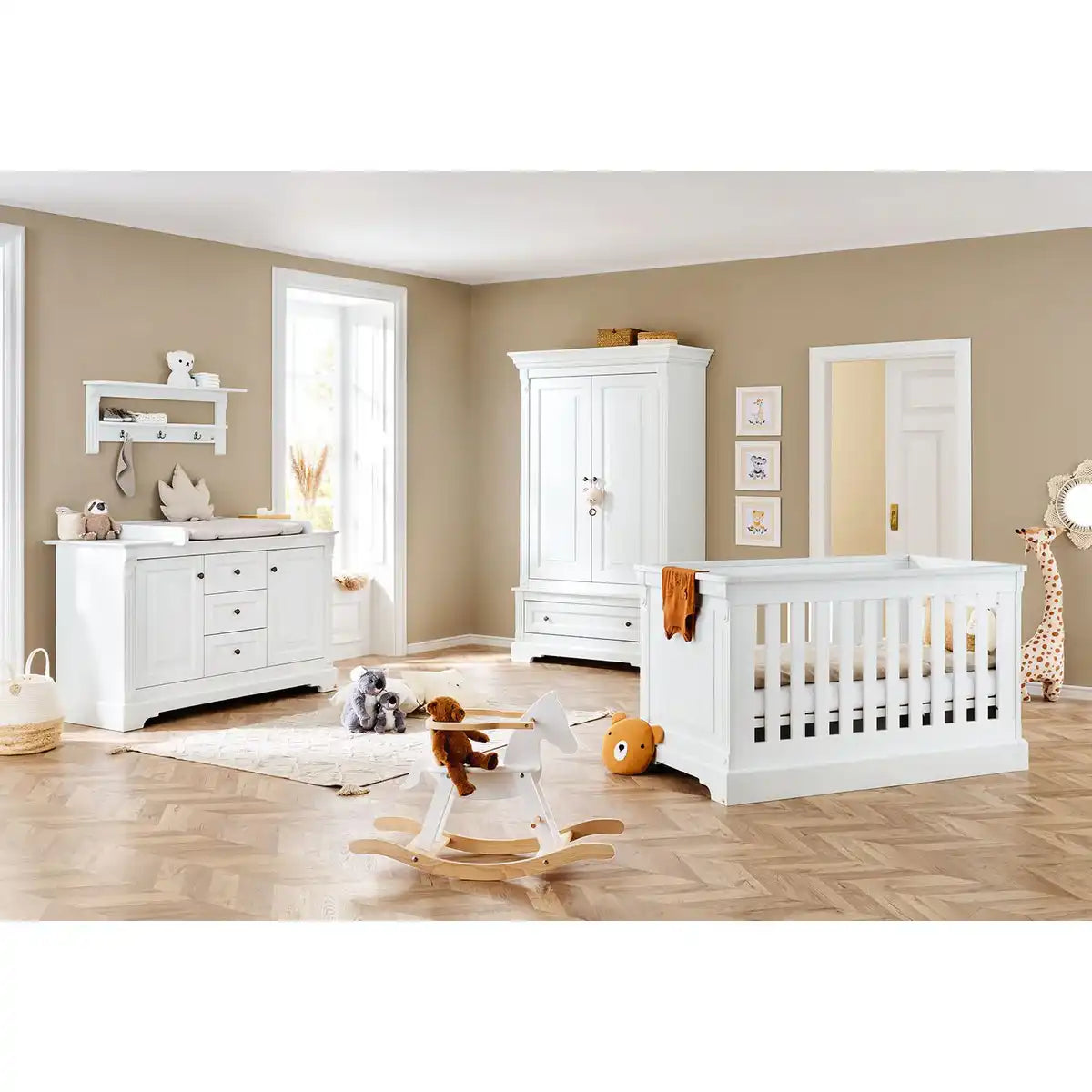Kinderzimmer 'Emilia' extrabreit, inkl. Wandregal
4-teilig: Kinderbett, extra breite Wickelkommode, 2-türiger Kleiderschrank, Wandregal - HomeDesign Knaus