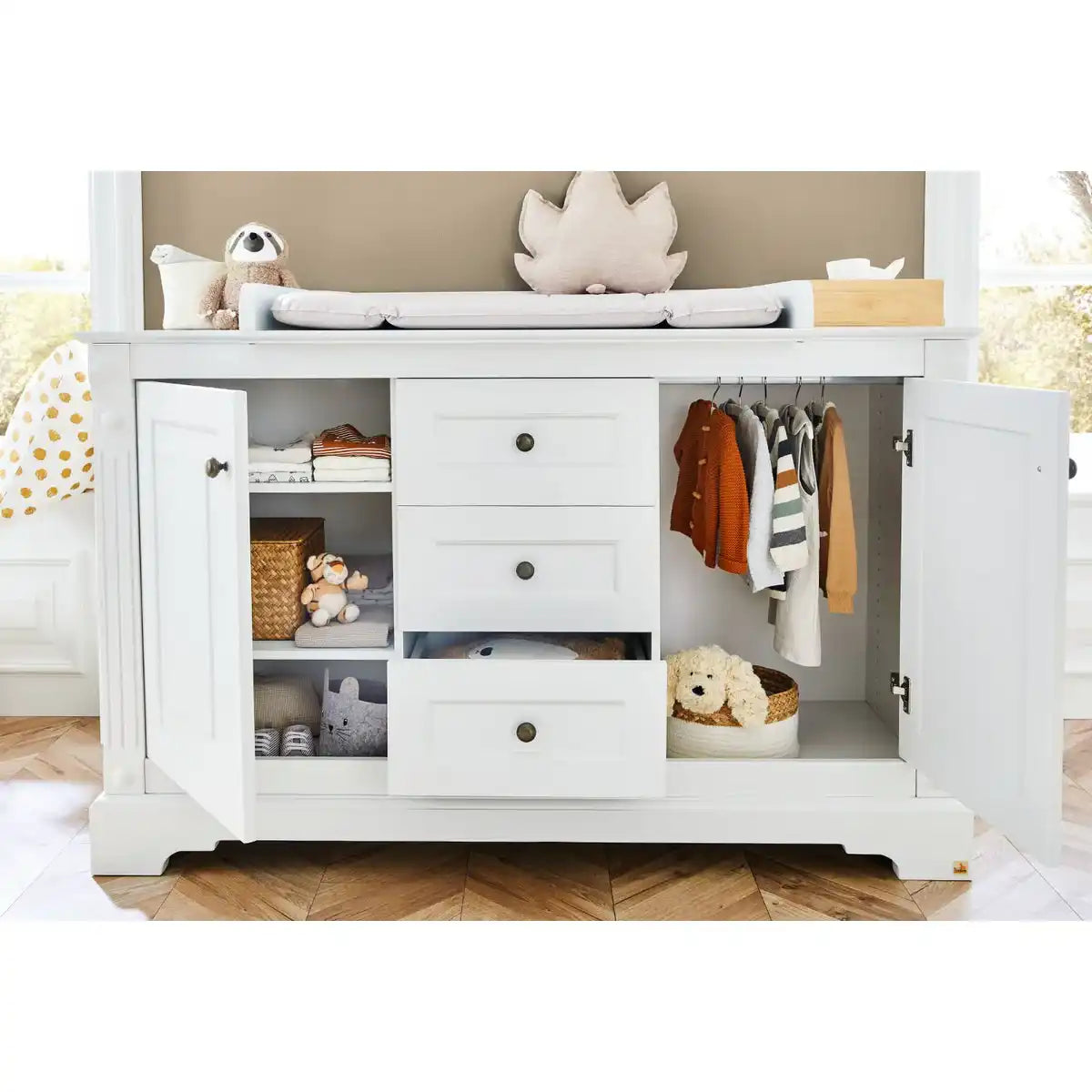 Kinderzimmer 'Emilia' extrabreit, inkl. Wandregal
4-teilig: Kinderbett, extra breite Wickelkommode, 2-türiger Kleiderschrank, Wandregal - HomeDesign Knaus