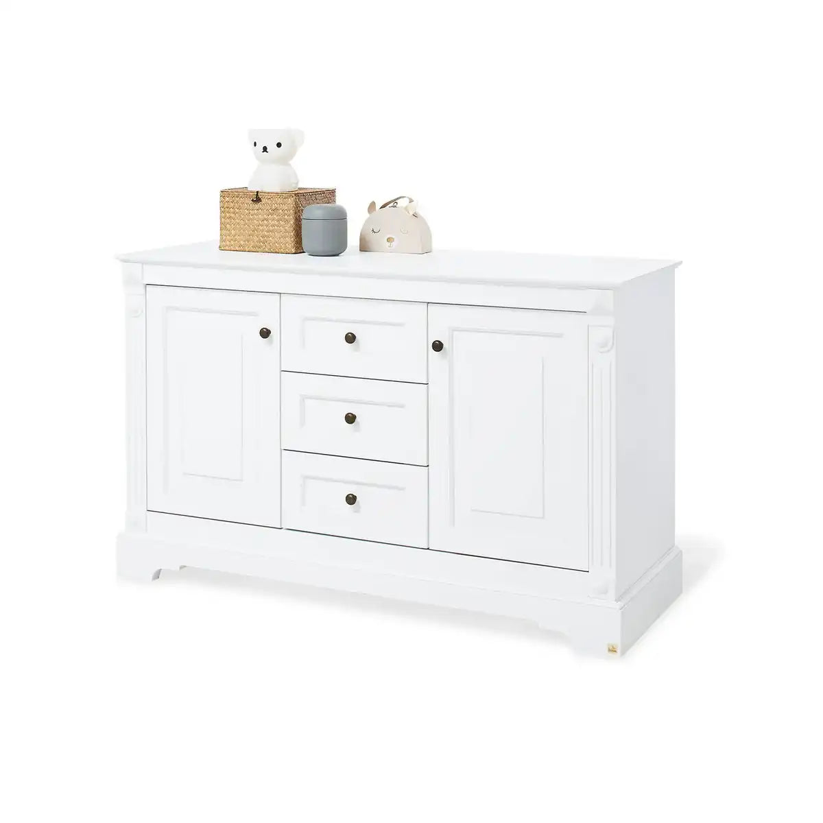 Kinderzimmer 'Emilia' extrabreit, inkl. Wandregal
4-teilig: Kinderbett, extra breite Wickelkommode, 2-türiger Kleiderschrank, Wandregal - HomeDesign Knaus